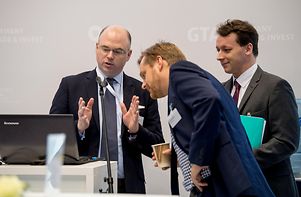 GTAI team Dr. Marcus Schmidt, Gabriel Flemming und Dr. Gregor Kemper: Last preparations for the upcoming session "Succeed in Germany's Healthcare Market" (from left to right).