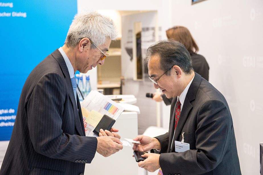 Our Japan representative Hiroshi Iwamura (on the right) exchanges business cards with a Japanese delgation member following his presentation.