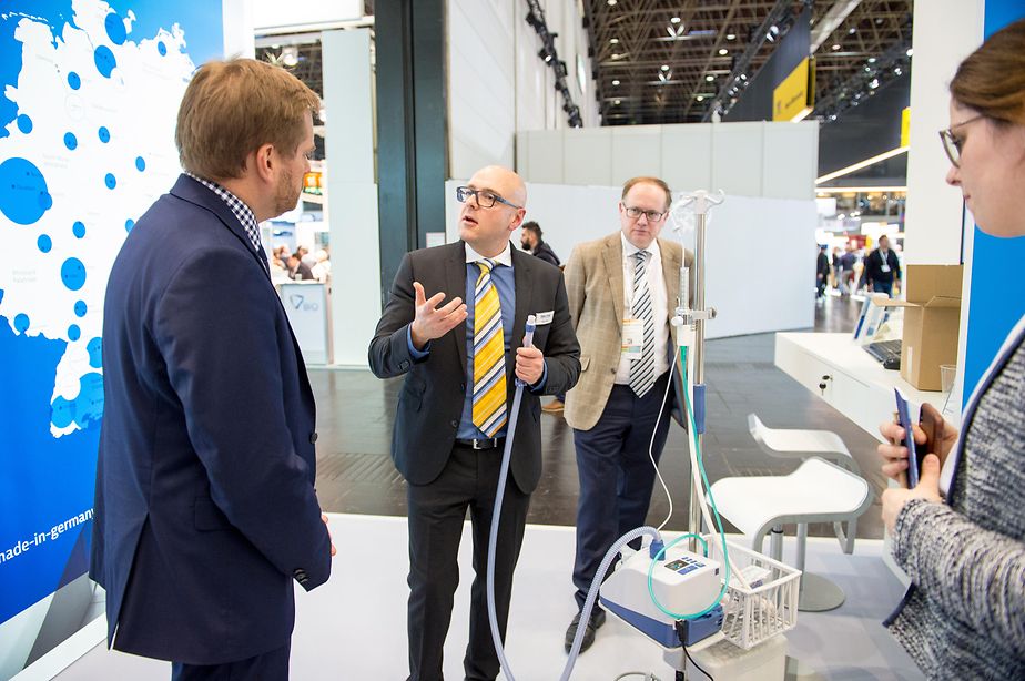 Our healthcare expert Gabriel Flemming receives a product presentation by Peter Wahl | Product Manager Respiratory & Acute Care | Fisher & Paykel Healthcare joined by our Brexit expert Richard Todd and an interested visitor @ GTAI booth (from left to right).