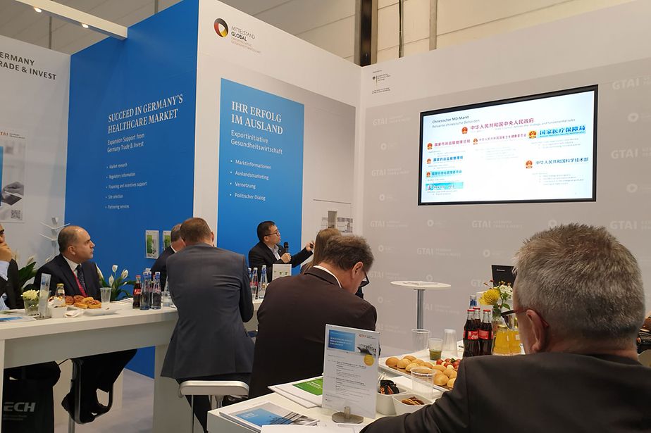 Dr. Xin Xiong | Naturwissenschaftliches und Medizinisches Institut | Universität Tübingen is giving insights on the Chinese medical technology market @ the German GTAI session "Medizintechnik in China: Trends und Marktzugang".
