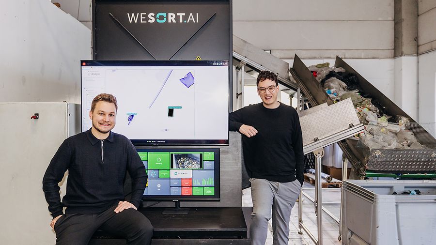 Die CEOs von Wesort AI, Johannes und Nathanael Laier (v.l.), präsentieren ihre Software-Lösung zur automatischen Erkennung und Klassifizierung von Wertstoffen in Recyclinganlagen.