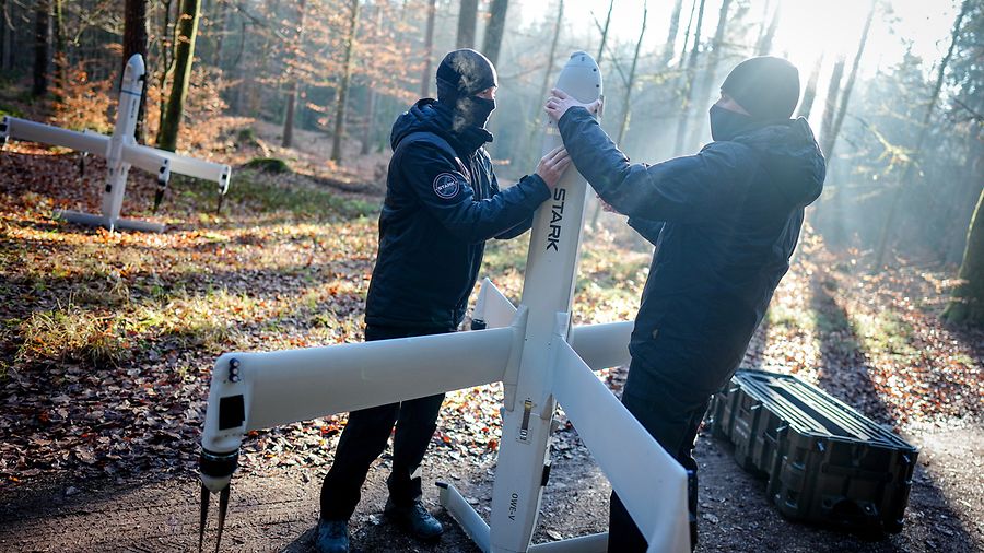  In einem Waldstück demonstrieren Mitarbeiter der Firma Stark Defence den Aufbau ihrer Drohnenwaffe Virtus.