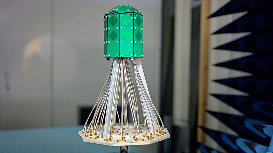 Im Labor der University of Oulu testen Forschende fortschrittliche Antennensysteme – eine Schlüsseltechnologie, damit 5G- und 6G-Netze die Fabrik der Zukunft und industrielle IIoT-Anwendungen zuverlässig versorgen können.