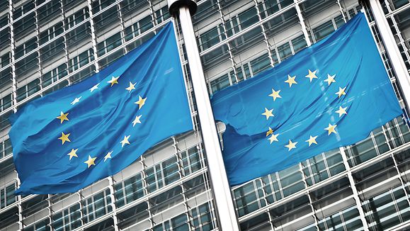 Europäische Fahnen vor dem Gebäude der Europäischen Kommission in Brüssel