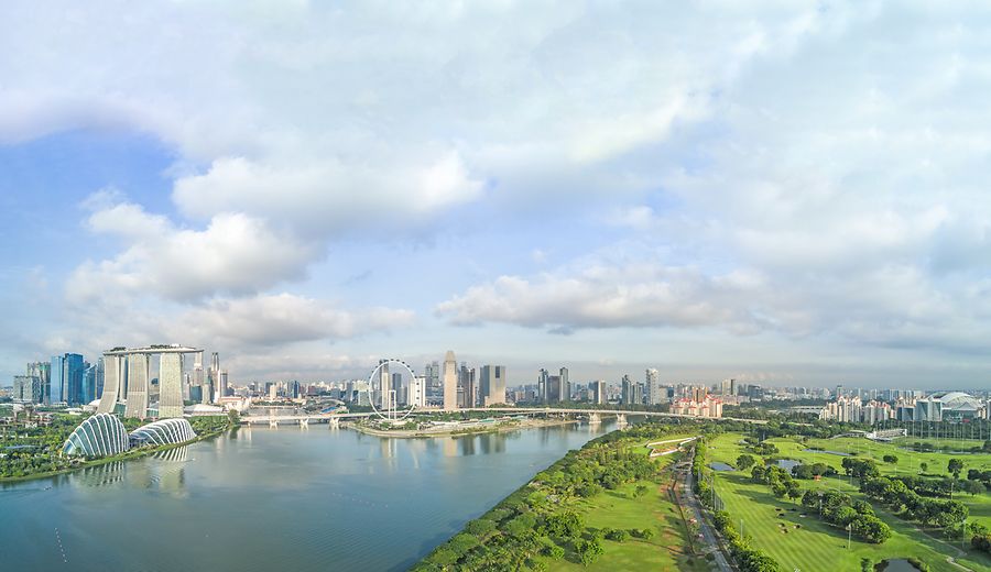 Singapur Stadtbild und Skyline Blick von Marina Barrage Bereich über Drone Sicht |© Getty Images/Calvin Chan Wai Meng