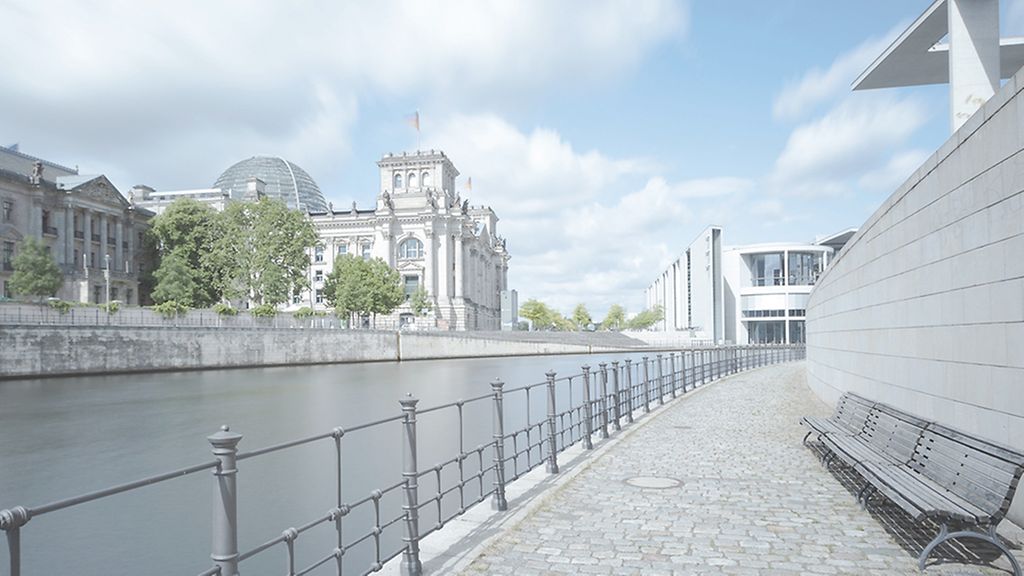 Blick über die Spree auf den Reichstag in Berlin