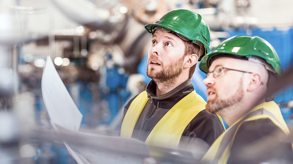 Arbeiter analysieren Maschinen in der Industrie